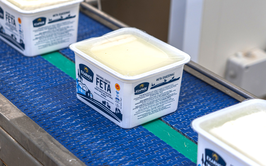 Συσκευασία Φέτα τυρί στο συσκευαστήριο